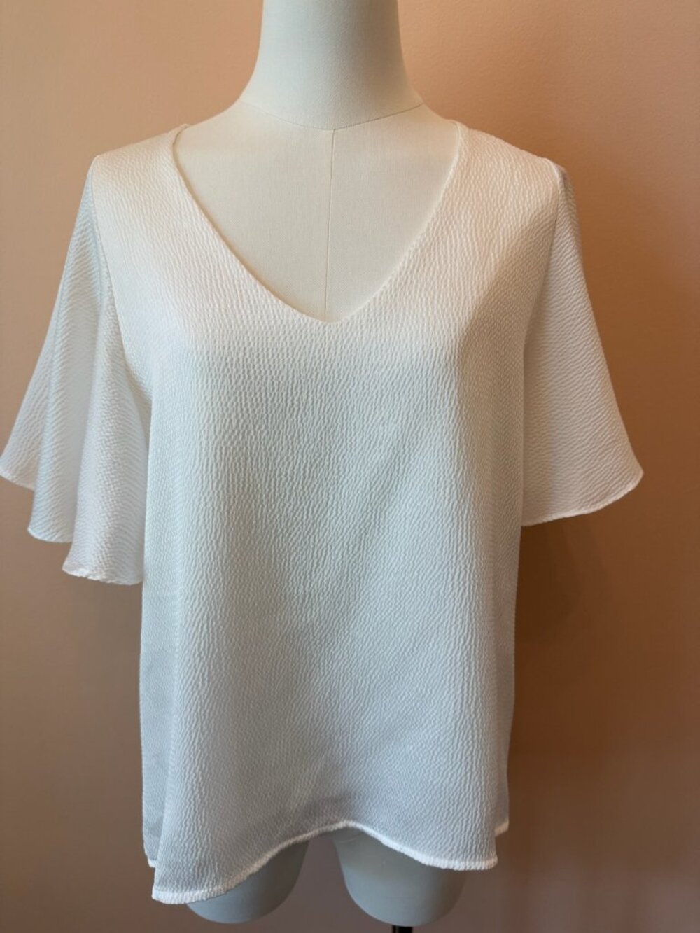 Tyche White Textured Flutter Sleeve V-Neck Blouse – Size Medium